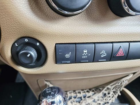 Used 2013 Jeep Wrangler Unlimited Sahara w/ Dual Top Group AWD/4WD image 33