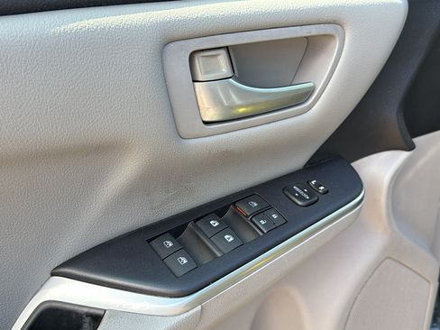 Used 2015 Toyota Camry SE FWD image 10