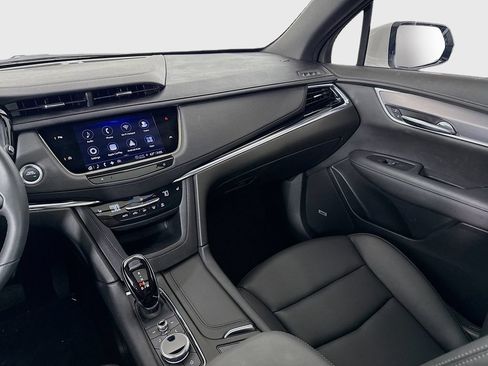 Used 2025 Cadillac XT6 Luxury FWD image 25