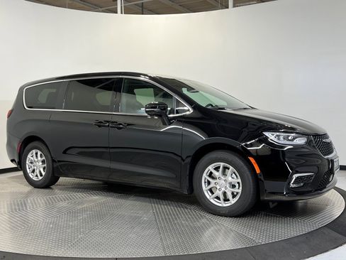 New 2026 Chrysler Pacifica Select image 1