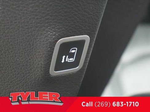 Used 2025 Chrysler Pacifica Limited image 42