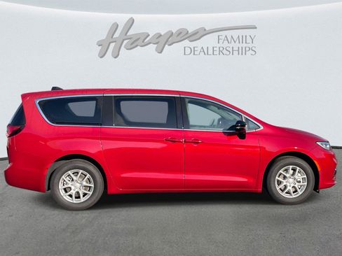 New 2026 Chrysler Pacifica Select image 3