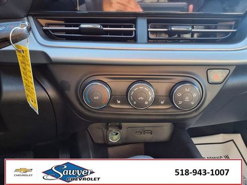 Certified 2025 Chevrolet Trax RS image 27