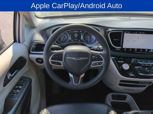Used 2023 Chrysler Pacifica Touring-L FWD image 11