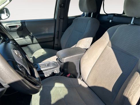 Used 2018 Toyota Tacoma SR image 4