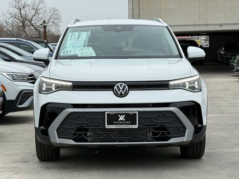 New 2026 Volkswagen Taos SE FWD image 4