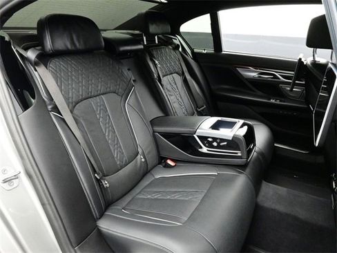 Used 2022 BMW 750i xDrive w/ Autobahn Package image 17