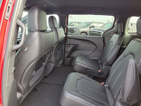 New 2026 Chrysler Pacifica Select image 10