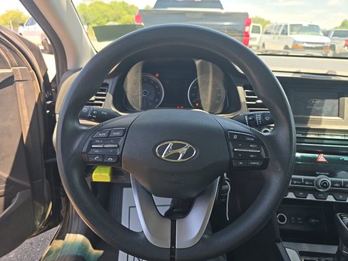 Used 2020 Hyundai Elantra SE w/ Cargo Package (C1) FWD image 11
