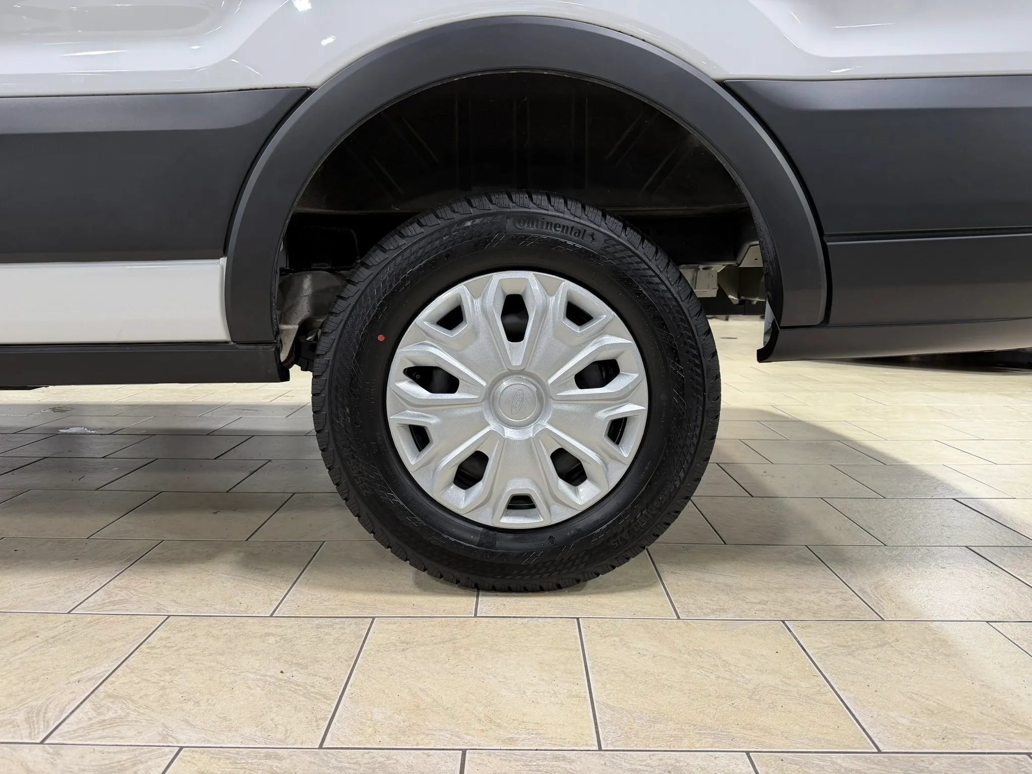 Used 2023 Ford E-Transit Medium Roof RWD image 29