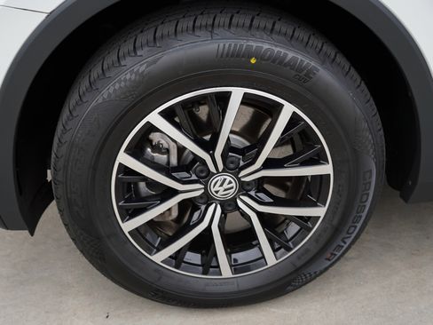 Used 2021 Volkswagen Tiguan SE w/ Panoramic Sunroof Package image 12