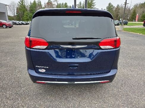 Used 2017 Chrysler Pacifica Touring-L FWD image 21