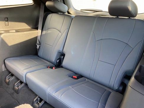 Used 2024 Buick Enclave Premium image 11