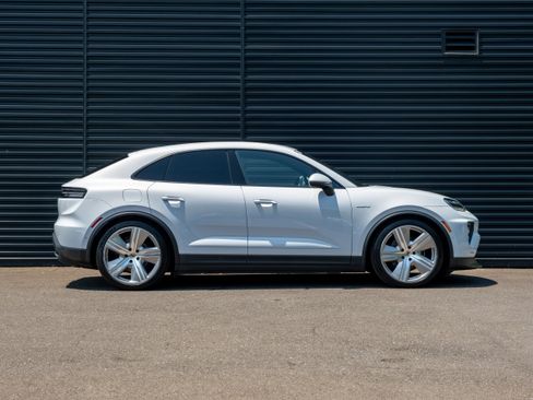 Used 2025 Porsche Macan Electric image 9