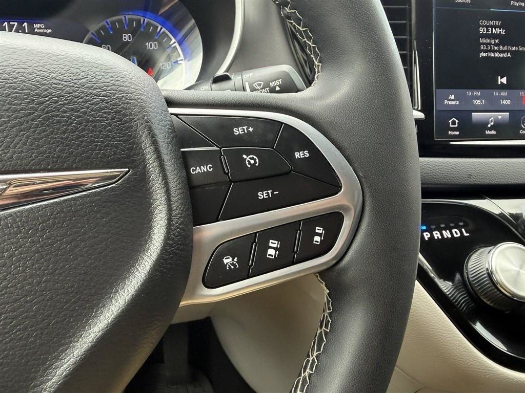 Used 2023 Chrysler Pacifica Touring-L FWD image 25