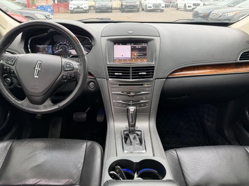 Used 2019 Lincoln MKT AWD image 17