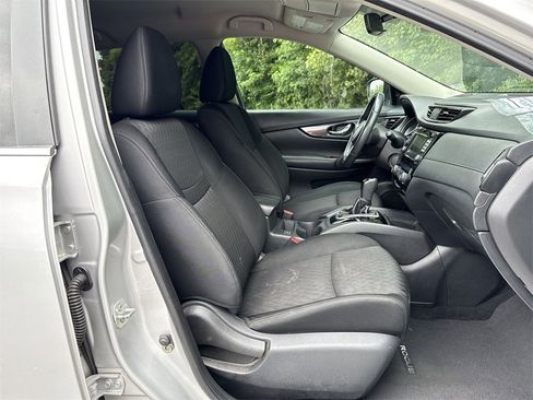 Used 2018 Nissan Rogue SV image 27