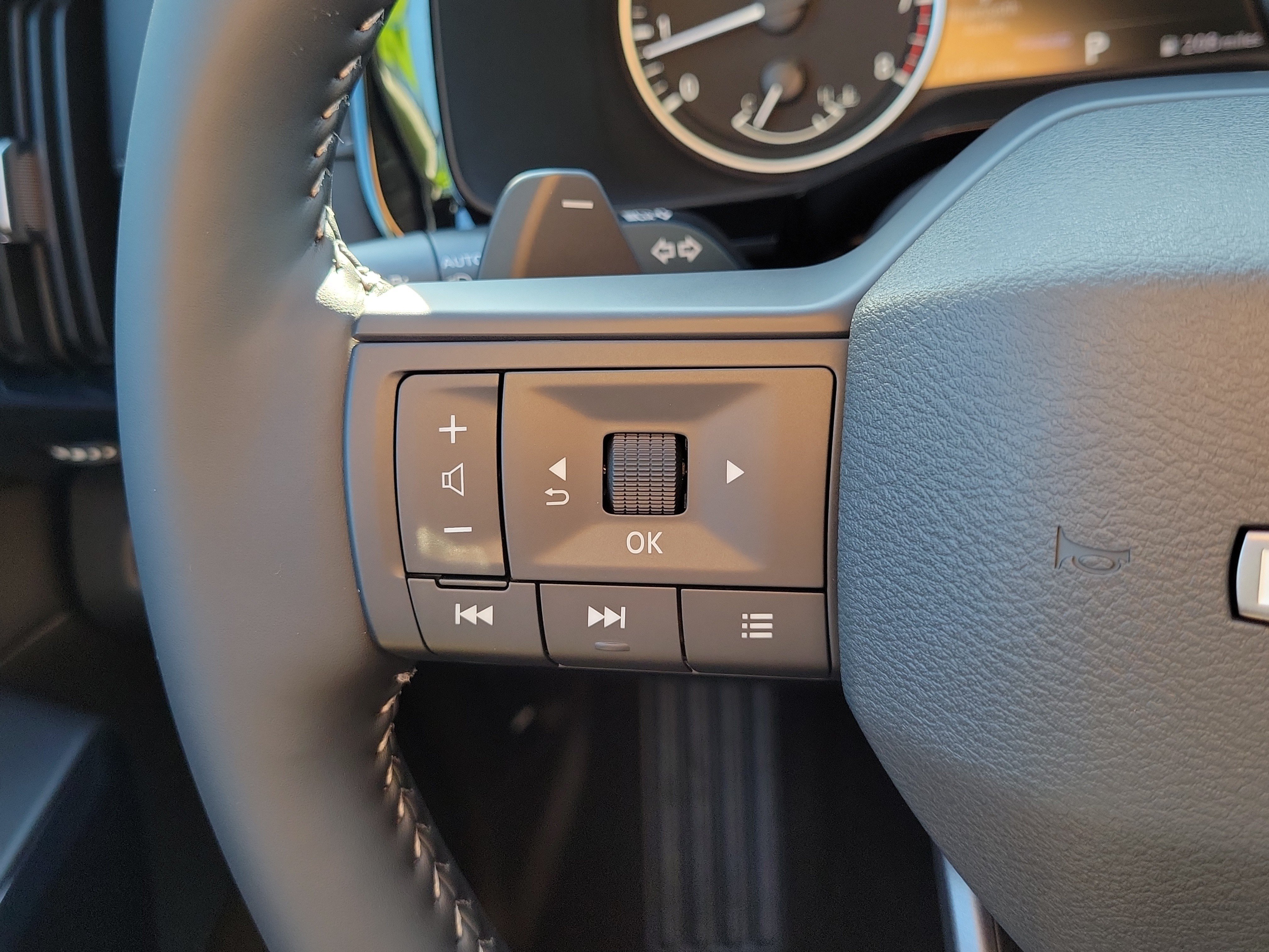 Used 2026 Nissan Pathfinder SV FWD image 23
