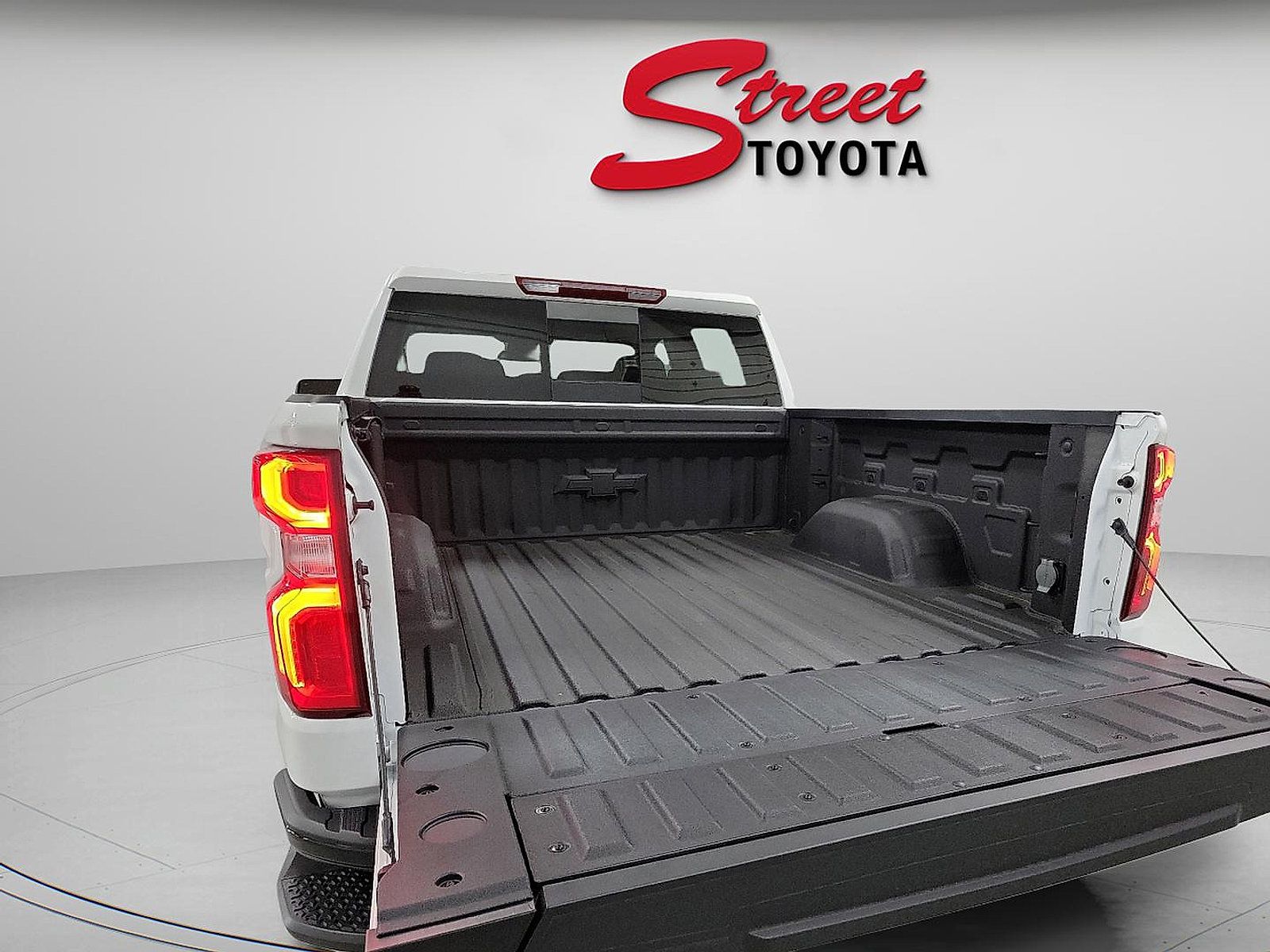 Used 2024 Chevrolet Silverado 1500 LT Trail Boss w/ LT Trail Boss Premium Package AWD/4WD image 7