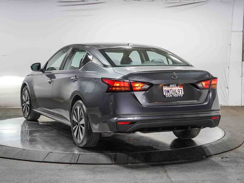 Used 2021 Nissan Altima 2.5 SV FWD image 2
