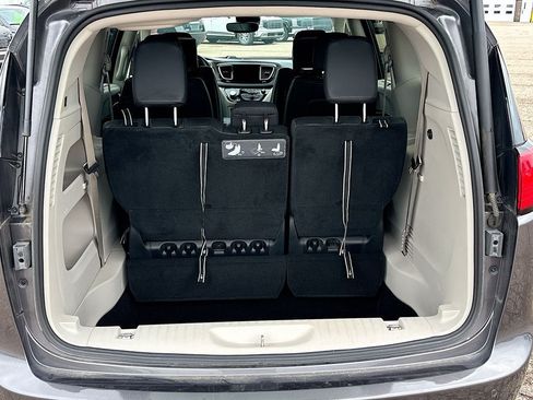 Used 2019 Chrysler Pacifica Touring-L Plus w/ Advanced Safetytec Group FWD image 23