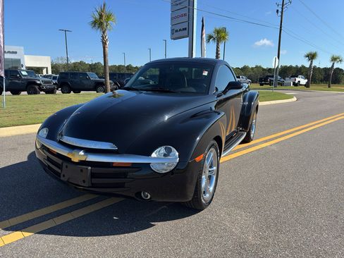 Used 2004 Chevrolet SSR w/ Preferred Equipment Group image 4