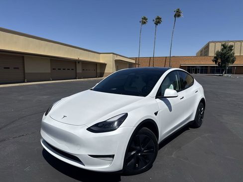 Used 2024 Tesla Model Y Long Range AWD/4WD image 3