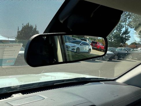 Used 2023 Nissan Titan SV image 24