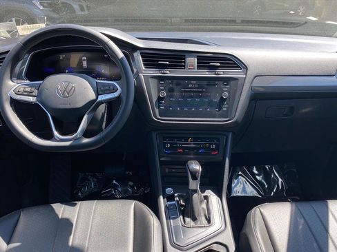 Certified 2023 Volkswagen Tiguan SE w/ Panoramic Sunroof Package image 11