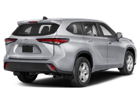 Used 2023 Toyota Highlander LE FWD image 2