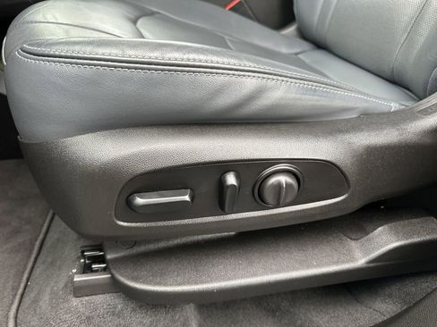 Used 2021 Buick Enclave Essence image 12