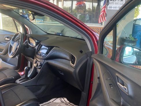Used 2019 Chevrolet Trax LT w/ LT Convenience Package FWD image 5