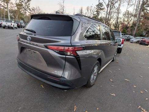 Used 2021 Toyota Sienna XLE image 7