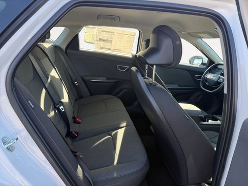 New 2025 Kia K4 LXS image 18