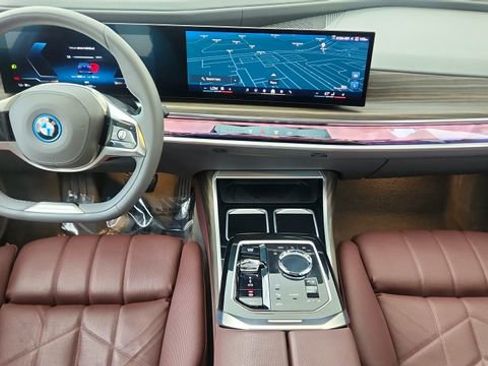 Used 2025 BMW i7 eDrive50 w/ Executive Package image 36