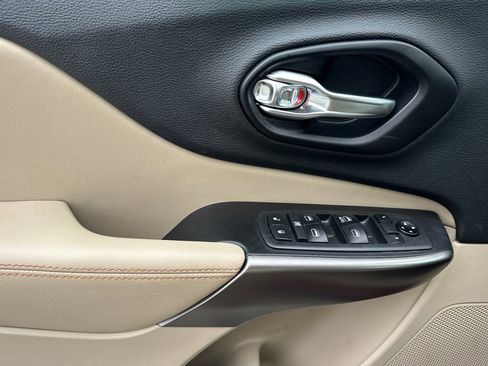 Used 2019 Jeep Cherokee Latitude w/ Popular Appearance Group image 11