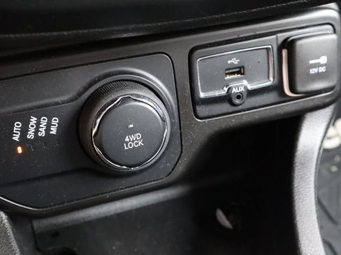 Used 2023 Jeep Renegade Latitude AWD/4WD image 22