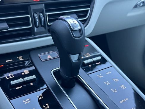 Certified 2025 Porsche Macan AWD/4WD image 24