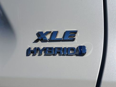 Used 2022 Toyota RAV4 XLE Premium image 7