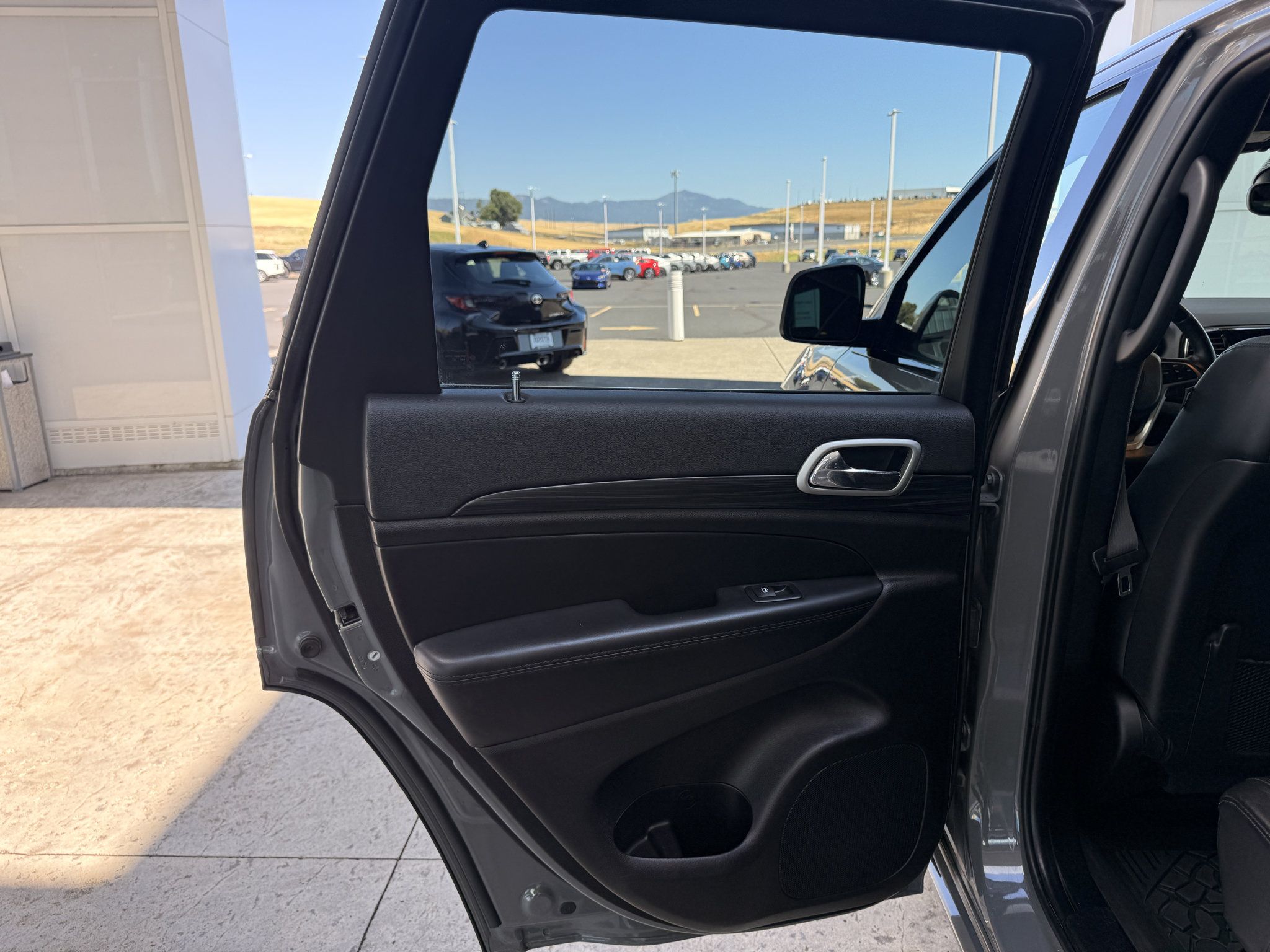 Used 2022 Jeep Grand Cherokee Laredo X RWD image 22