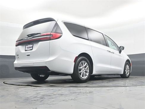 New 2026 Chrysler Pacifica Select image 39