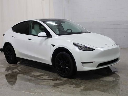 Used 2020 Tesla Model Y Long Range image 13