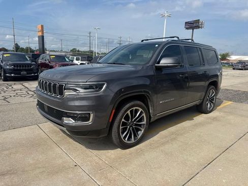 Used 2022 Jeep Wagoneer Series III w/ Premium Group I AWD/4WD image 2