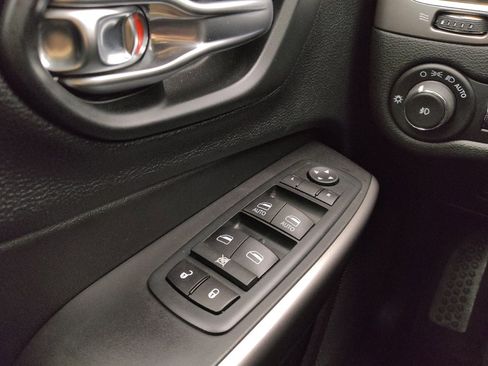 Used 2020 Jeep Cherokee Latitude Lux w/ Comfort/Convenience Group image 27