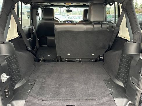 Used 2018 Jeep Wrangler Unlimited Sahara AWD/4WD image 16