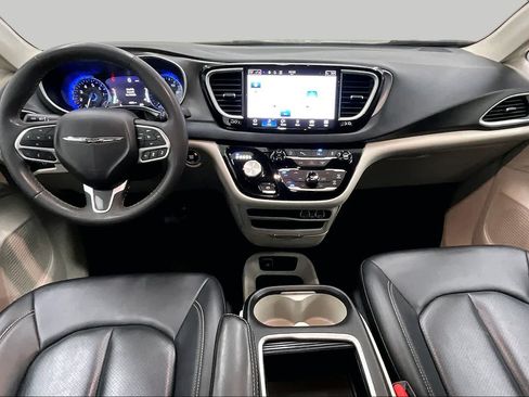 Used 2024 Chrysler Pacifica Touring-L FWD image 15