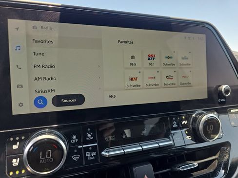 Used 2023 Toyota Highlander Limited FWD image 22