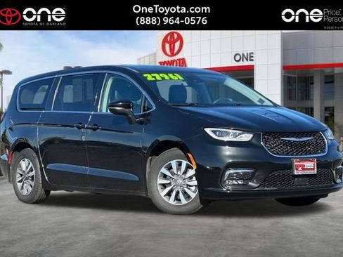 Used 2023 Chrysler Pacifica Touring-L FWD image 1