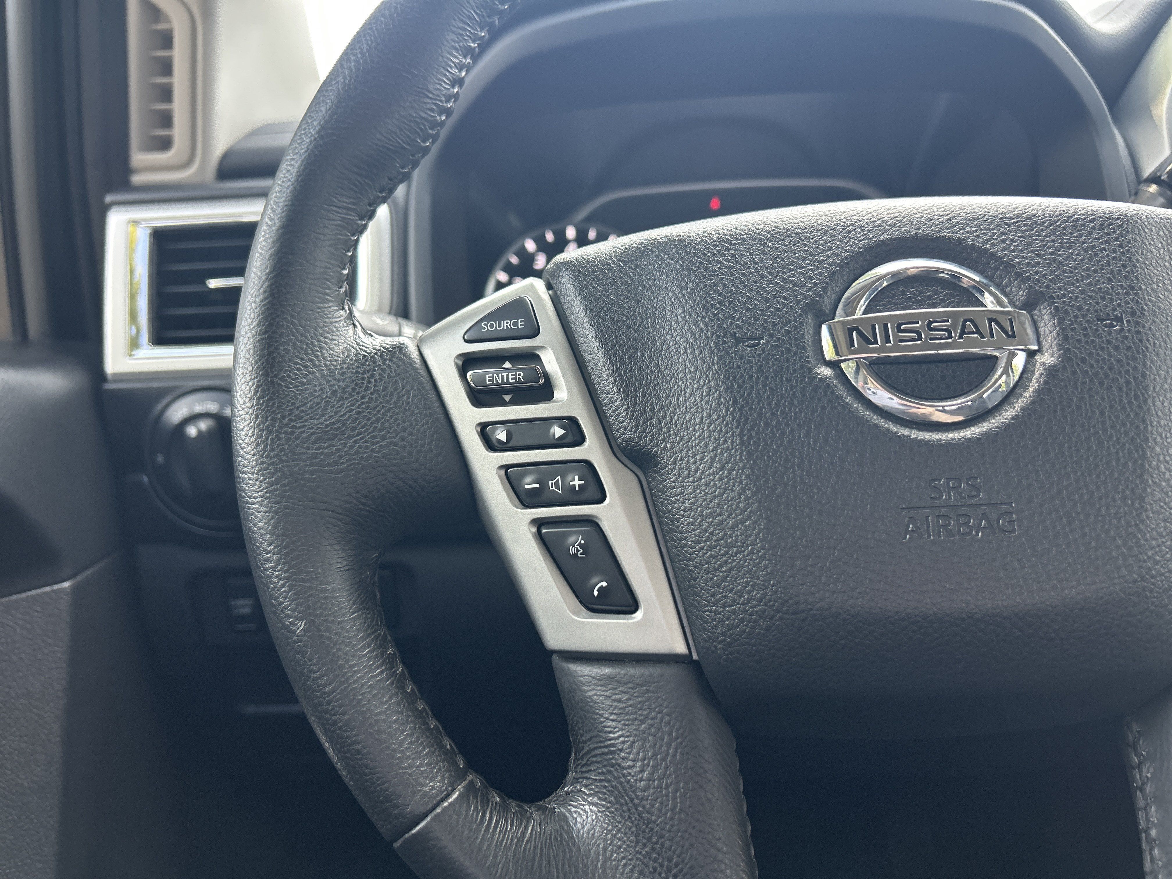 Used 2021 Nissan Titan SV w/ SV Convenience Package RWD image 18