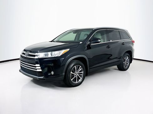 Used 2019 Toyota Highlander XLE image 3